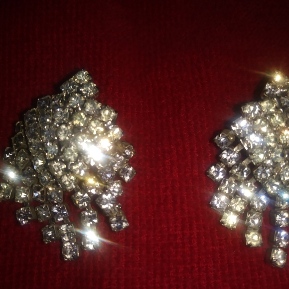 Jewelry - Sparkly Rhinestones Pierced Earrings